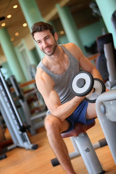 Hombre levantando pesas — Foto de Stock