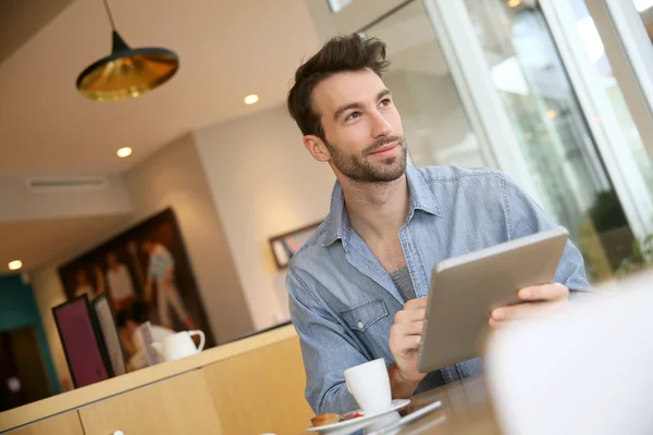 Websurfing muž na digitálním tabletu — Stock fotografie