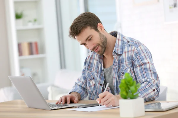 Empresário em casa trabalhando no laptop — Fotografia de Stock