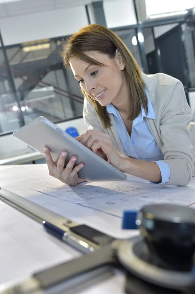 Ingeniero trabajando en la tableta — Foto de Stock