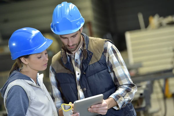 Engenheiros trabalhando em tablet — Fotografia de Stock