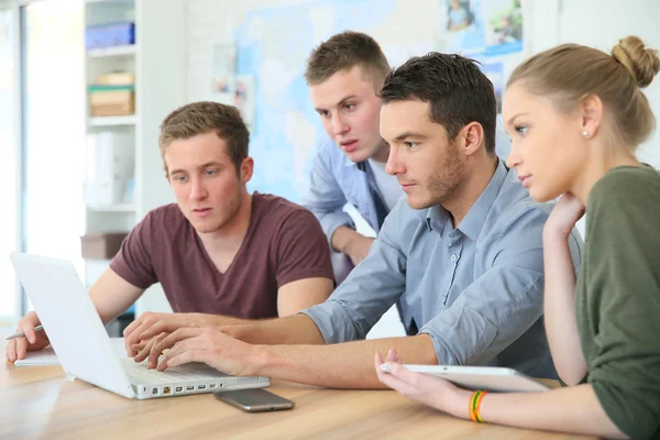 Personas en formación empresarial — Foto de Stock