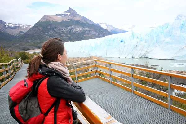 Turista de pie en pasarela — Foto de Stock