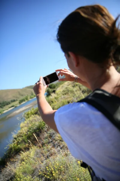 Backpacker biorąc obraz — Zdjęcie stockowe