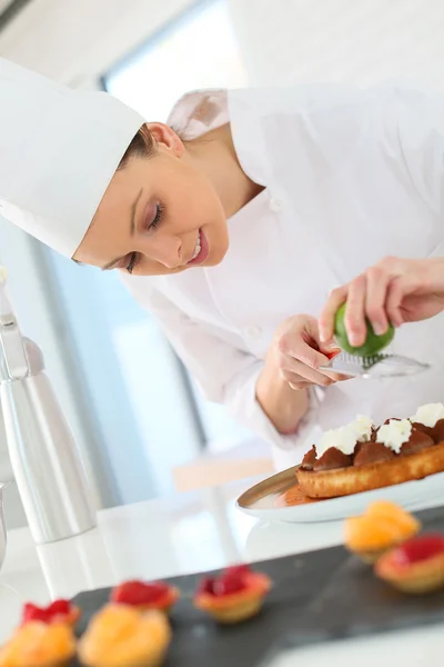 Pastelaria-cozinheiro retalhamento raspas de limão — Fotografia de Stock