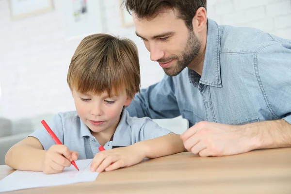 Papà con ragazzo fare disegni — Foto Stock