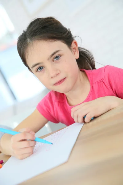 Escuela Chica escribiendo en papel —  Fotos de Stock