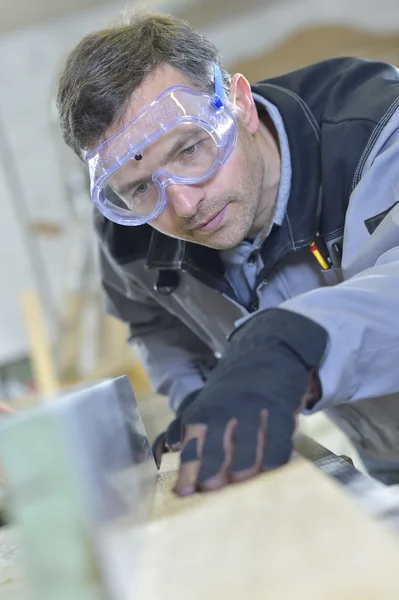 Trabajador que trabaja con tablón de madera — Foto de Stock