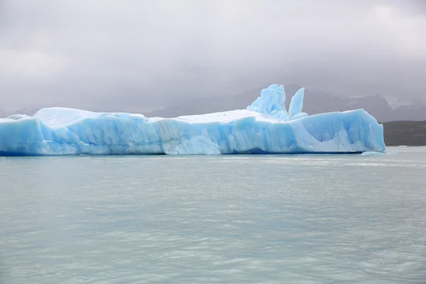 Айсберги на озере Аргентино — стоковое фото