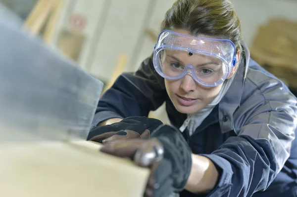 Werknemer werkt met houten plank — Stockfoto