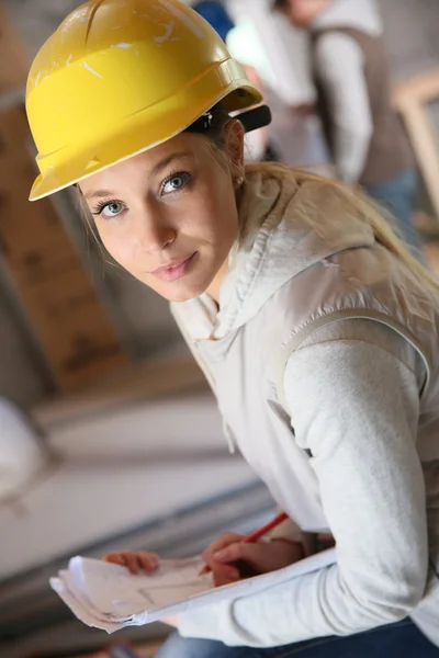 Γυναίκα στην κατασκευή επαγγελματική κατάρτιση — Φωτογραφία Αρχείου