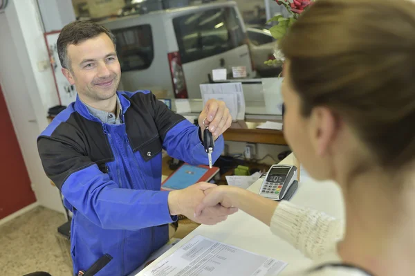 Mechanic giving car keys to customer — Stock Photo, Image