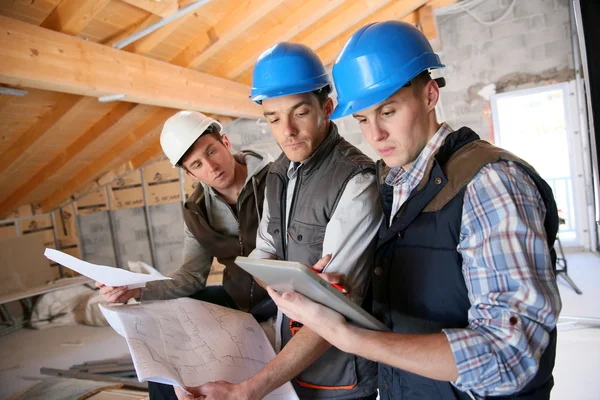 Construction manager with workers — Stock Photo, Image