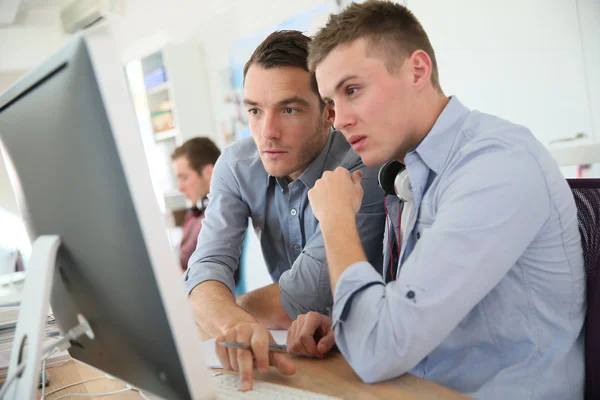 Enseignant avec étudiant travaillant — Photo