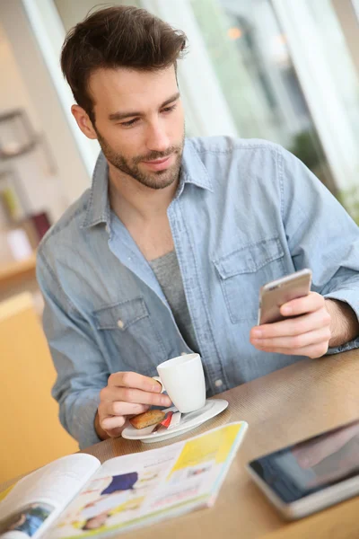 Hombre enviando mensaje con teléfono inteligente — Foto de Stock