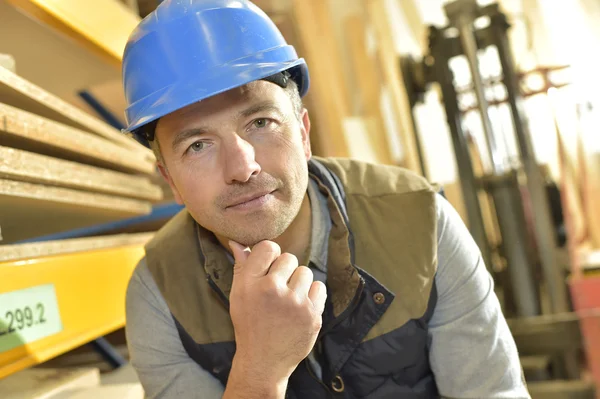 Operatore sorridente in magazzino — Foto Stock