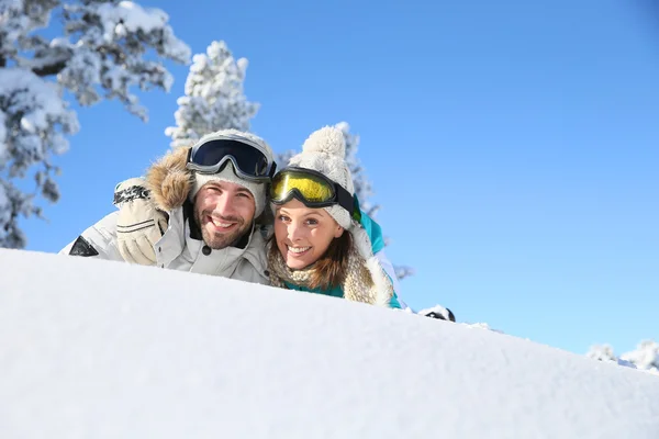 Couple laying down in snow — Stock Photo, Image