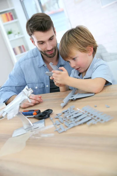 Padre e figlio assemblare aeroplano mock-up — Foto Stock