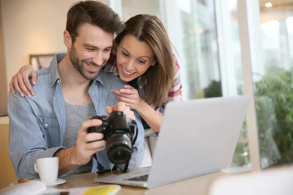 Dizüstü bilgisayarda fotoğrafları izlerken Çift — Stok fotoğraf