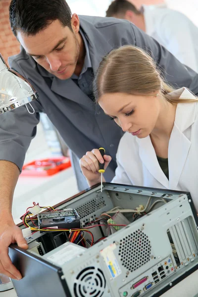 Professor com aluno reparar computador — Fotografia de Stock