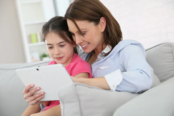 Mãe com menina websurf no tablet — Fotografia de Stock