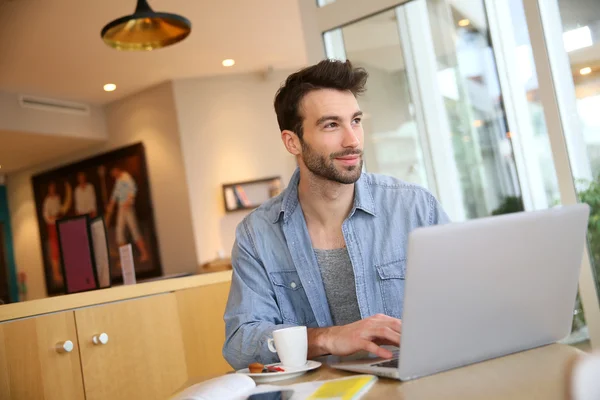 Człowiek pracujący na laptopie — Zdjęcie stockowe