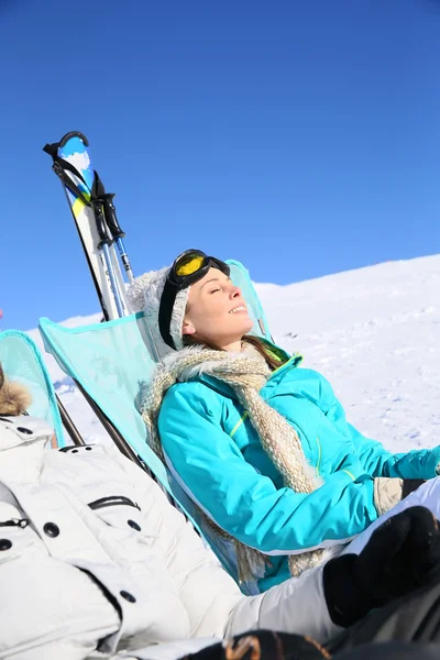 Skiërs zonnebaden op de skipiste — Stockfoto