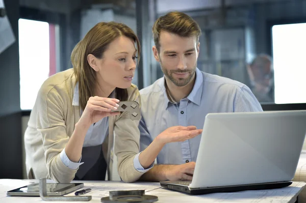 Ingenieurs werken in office — Stockfoto