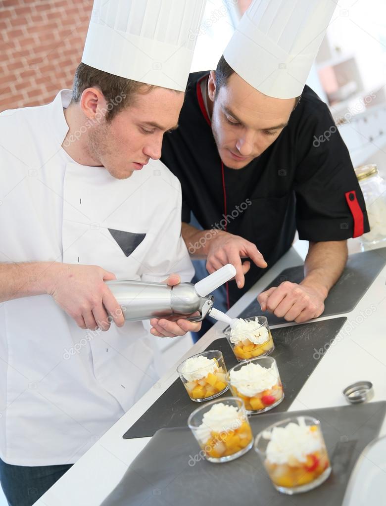 Cocinar preparando postres con la chef — Foto de stock ...