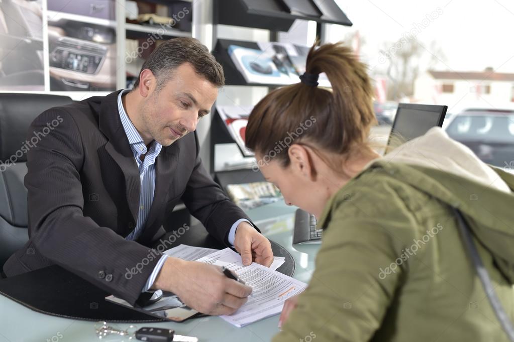 Car dealer editing purchase agreement