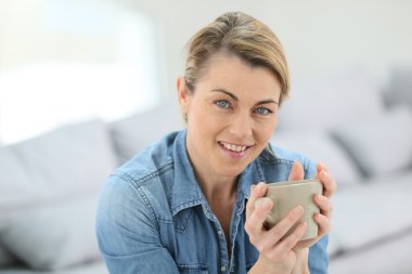 sıcak bir içecek olan kadın