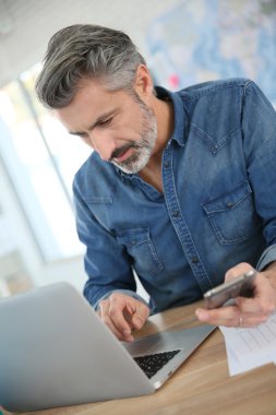 Laptop ve smartphone kullanarak öğretmen