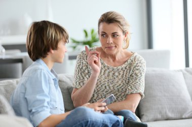 Çocuk için uyarı veren anne