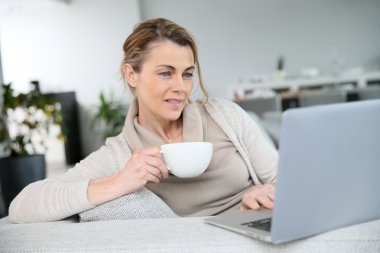 Kahve laptop önünde kadınla