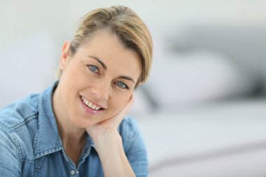 Olgun sarışın kadın