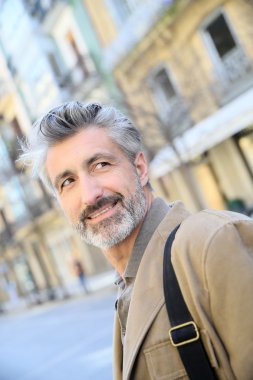 kasabada yürüyen adam