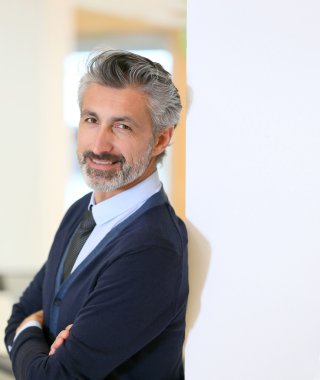 Kendine güvenen olgun işadamı