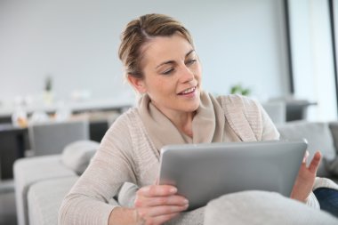 kadın websurfing tablet ile