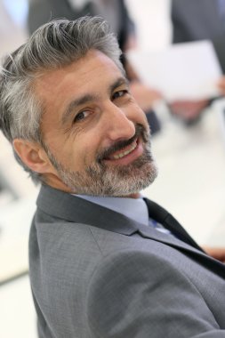 gri saç ile işadamı
