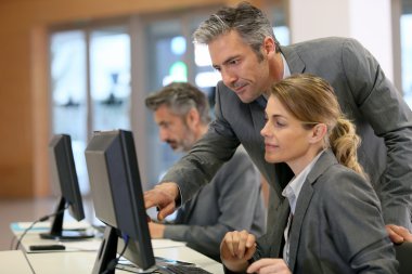 Ofiste çalışan iş adamları