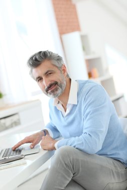 Dizüstü bilgisayar ile evden çalışma iş adamı