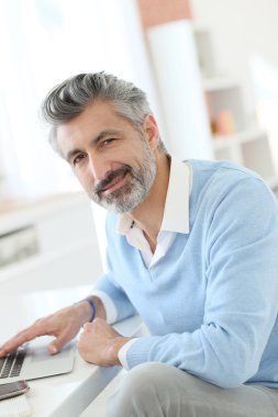 Dizüstü bilgisayar ile evden çalışma iş adamı