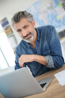 dizüstü bilgisayarda çalışan öğretmen