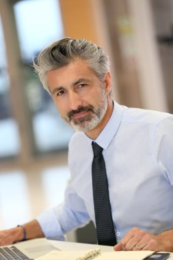 ofiste olgun iş adamı