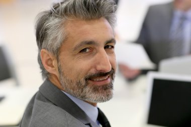 gri saç ile işadamı