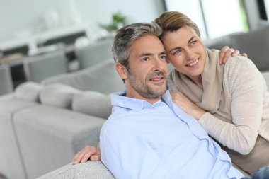 Çift evde dinleniyor.