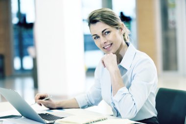 Ofiste çalışan iş kadını.