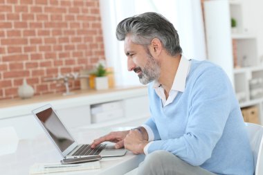 Dizüstü bilgisayar ile evden çalışma iş adamı