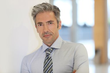 Kendine güvenen olgun işadamı