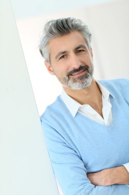 Yakışıklı olgun adam.